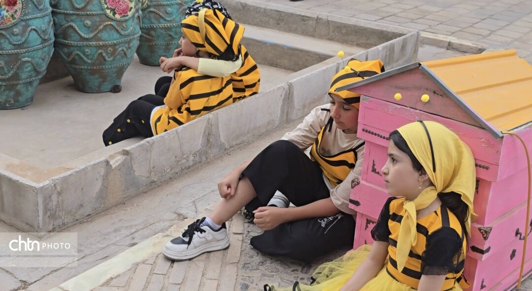 برگزاری پویش کودکانه زنبوربانان کوچک در باغ جهانی دولت آباد یزد