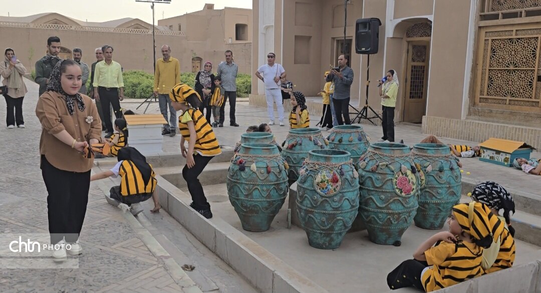 برگزاری پویش کودکانه زنبوربانان کوچک در باغ جهانی دولت آباد یزد