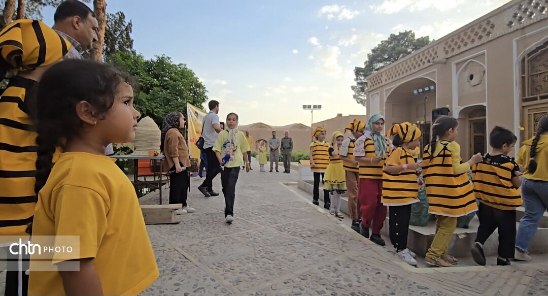 برگزاری پویش کودکانه زنبوربانان کوچک در باغ جهانی دولت آباد یزد