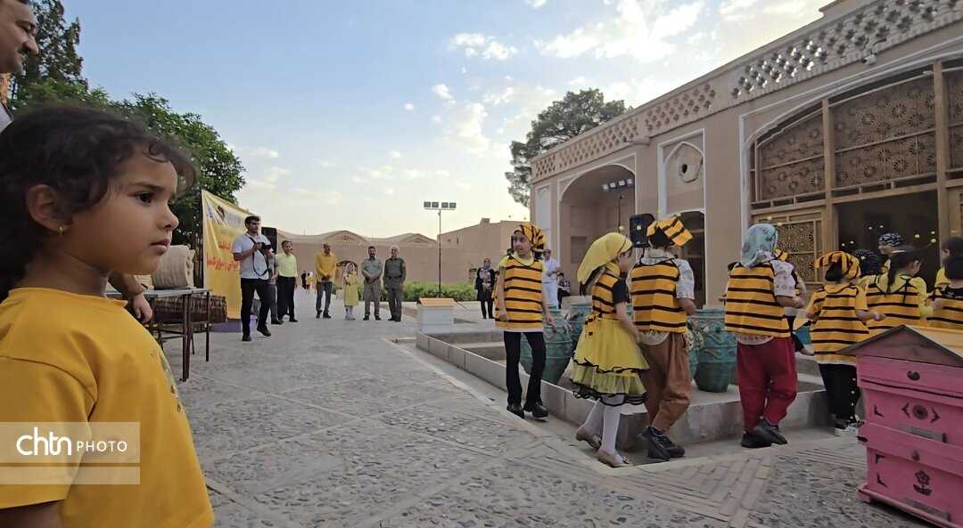 برگزاری پویش کودکانه زنبوربانان کوچک در باغ جهانی دولت آباد یزد