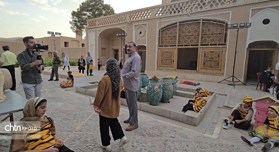 برگزاری پویش کودکانه زنبوربانان کوچک در باغ جهانی دولت آباد یزد