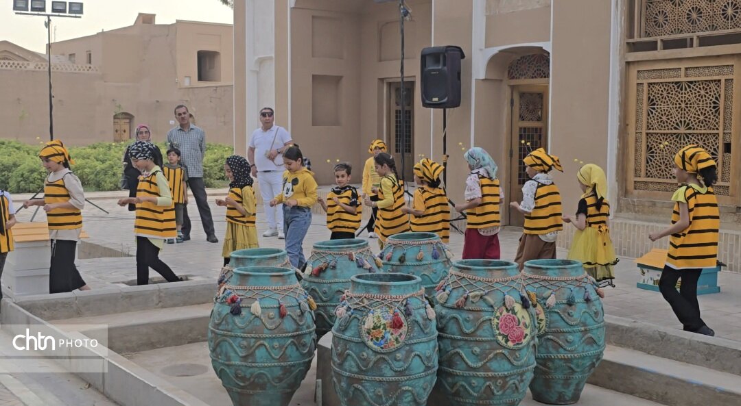 برگزاری پویش کودکانه زنبوربانان کوچک در باغ جهانی دولت آباد یزد