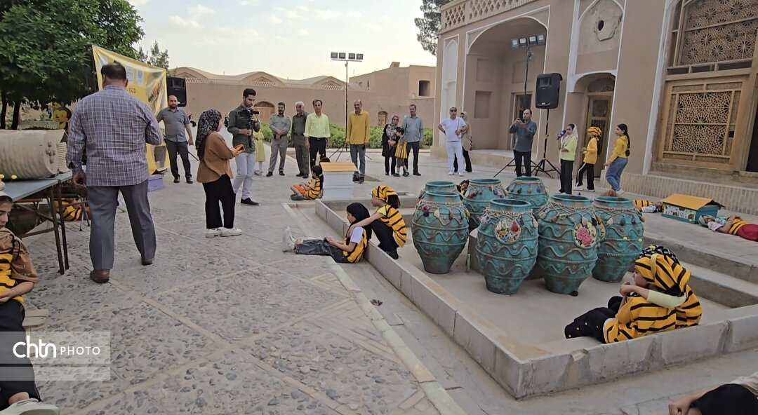 برگزاری پویش کودکانه زنبوربانان کوچک در باغ جهانی دولت آباد یزد