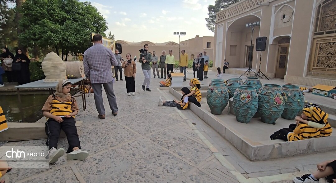 برگزاری پویش کودکانه زنبوربانان کوچک در باغ جهانی دولت آباد یزد