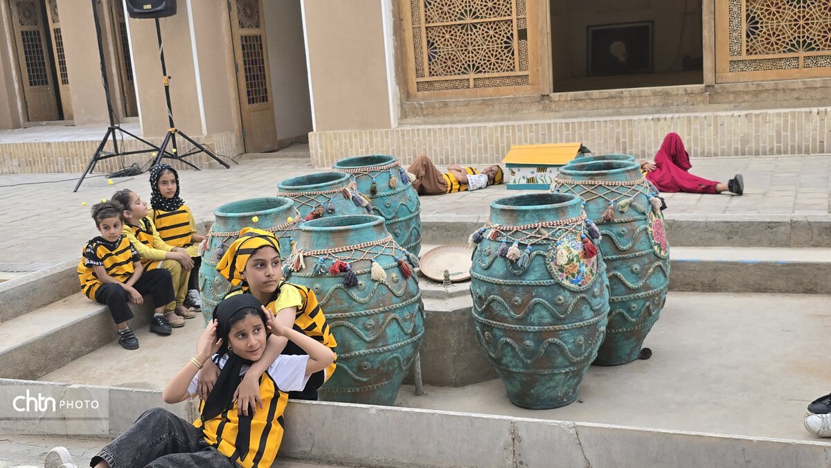 برگزاری پویش کودکانه زنبوربانان کوچک در باغ جهانی دولت آباد یزد