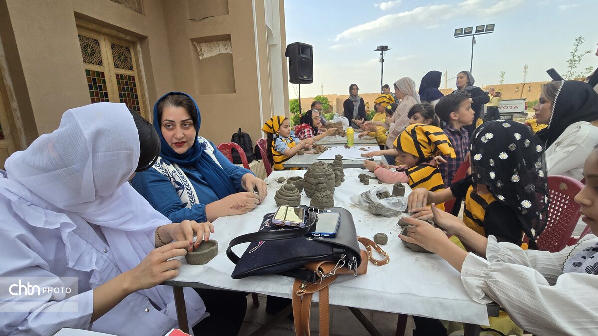 برگزاری پویش کودکانه زنبوربانان کوچک در باغ جهانی دولت آباد یزد