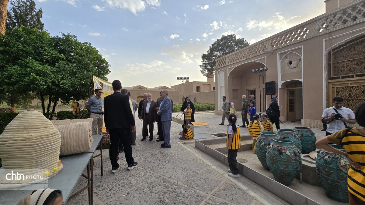 برگزاری پویش کودکانه زنبوربانان کوچک در باغ جهانی دولت آباد یزد