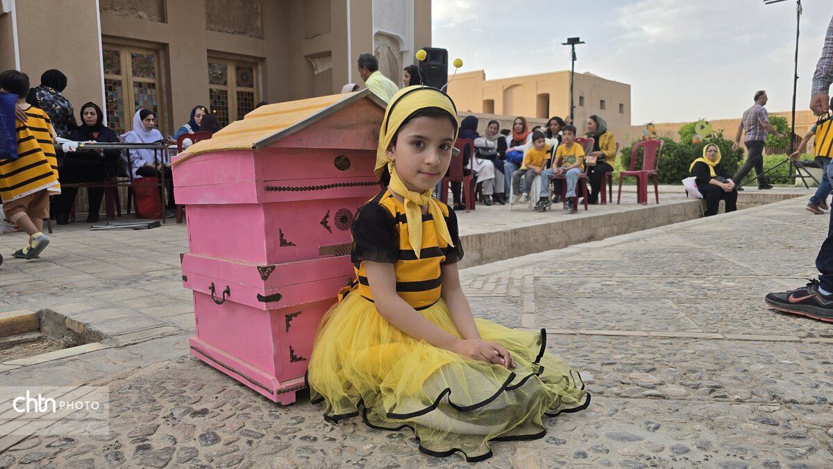 برگزاری پویش کودکانه زنبوربانان کوچک در باغ جهانی دولت آباد یزد