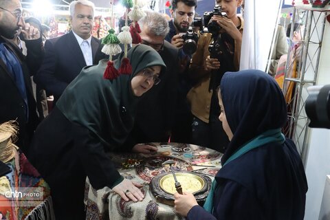 بازدیدفاطمه مهاجرانی سخنگوی  دولت در هجدهمین نمایشگاه بین المللی گردشگری وصنایع دستی مشهد