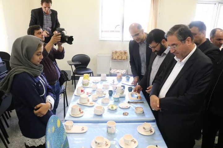بازدید استاندار آذربایجان‌ غربی از نمایشگاه مشاغل خانگی در فرهنگسرای طه ارومیه