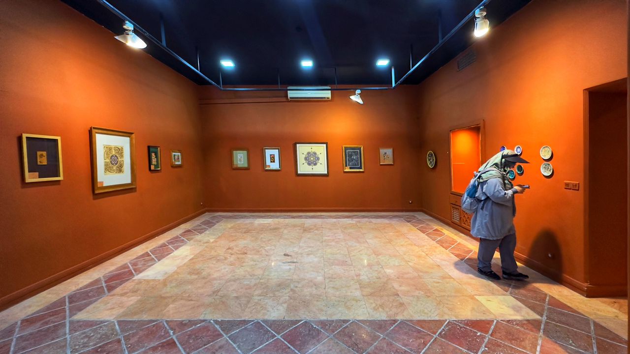 نمایشگاه آثار هنرمندان پژوهشکده هنرهای ملی در خانه هنرمندان برگزار میشود نمایشگاه آثار هنرمندان پژوهشکده هنرهای ملی در خانه هنرمندان برگزار میشود