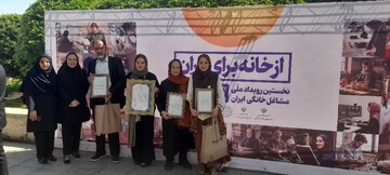 درخشش هنرمندان صنایع‌دستی آذربایجان غربی در نخستین رویداد ملی مشاغل خانگی/ تقدیر وزیر کار از هنرمند صنایع‌دستی آذربایجان‌غربی