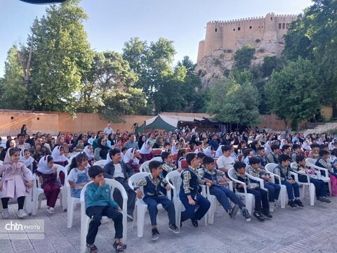 بازدید دانش آموزان از قلعه فلک‌الافلاک در روز جهانی موزه