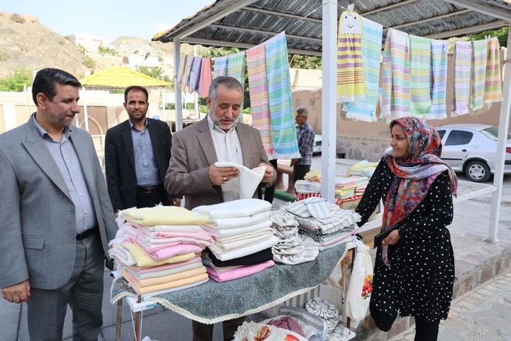بازدید استاندار خراسان جنوبی از نمایشگاه صنایع دستی روستای جهانی توبافی