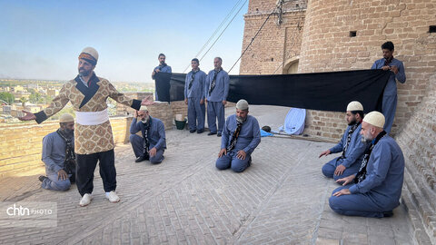 اجرای نمایش «دیده‌بان شقایق» در قلعه شوش