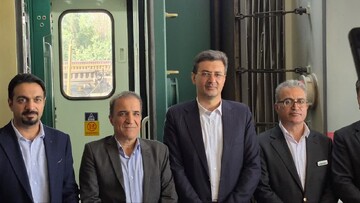 نخستین قطار گردشگری مسیر مثلث طلایی کشور وارد ایستگاه یزد شد