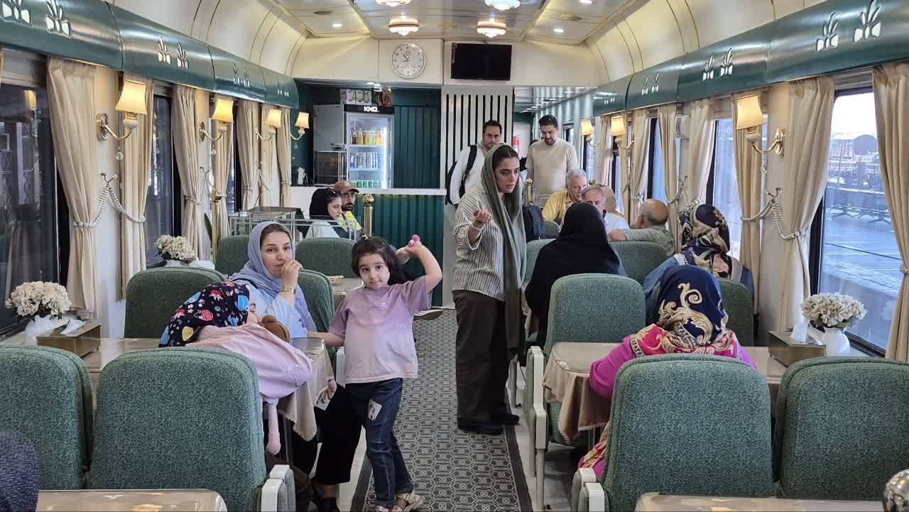 نخستین قطار گردشگری مسیر مثلث طلایی کشور وارد ایستگاه یزد شد