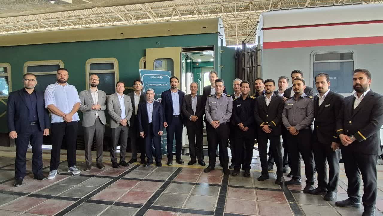 نخستین قطار گردشگری مسیر مثلث طلایی کشور وارد ایستگاه یزد شد