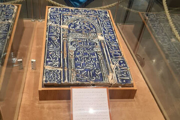 رونمایی از کاشی ارزشمند ۸۰۰ ساله مسجد تاریخی کله روستای قهرود کاشان