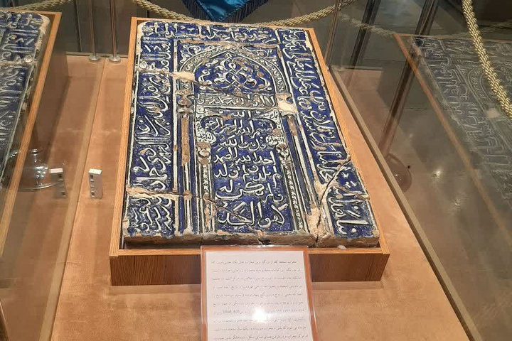 رونمایی از کاشی ارزشمند ۸۰۰ ساله مسجد تاریخی کله روستای قهرود کاشان