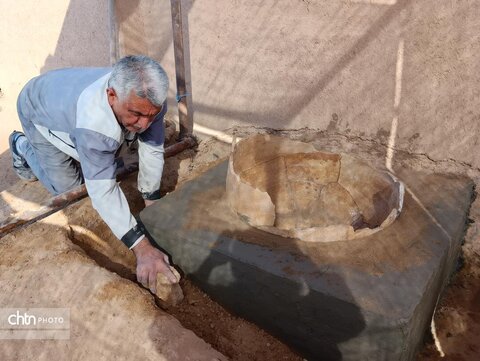 مرمت و حفاظت میدانی خمره‌های سفالین در حصار درونی چغازنبیل