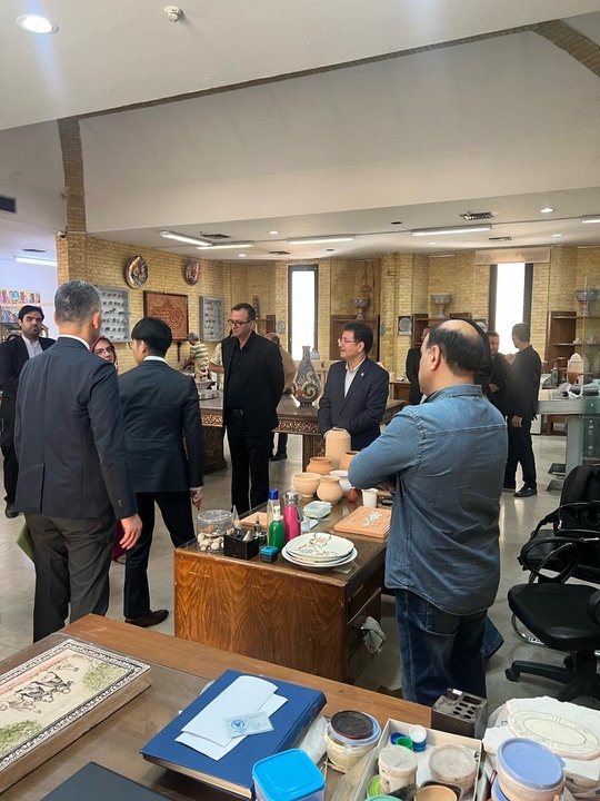 بازدید سفیر ژاپن از گروه پژوهشی هنرهای سنتی و دیدار با هنرمندان