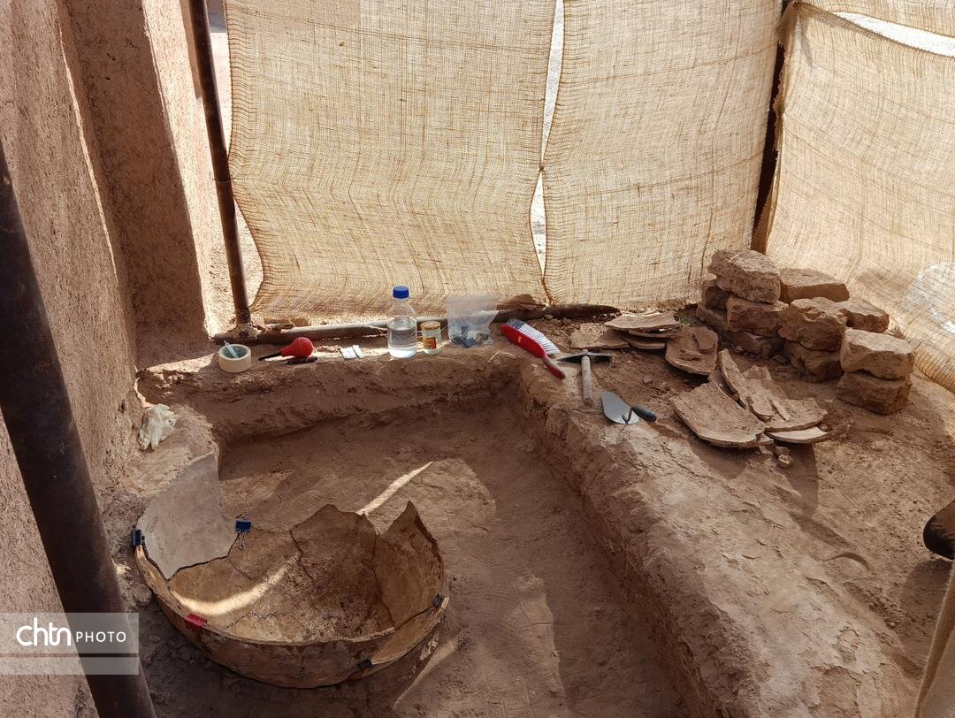 مرمت و حفاظت میدانی خمرههای سفالین در حصار درونی چغازنبیل