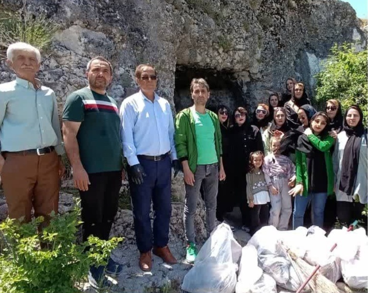 محوطه تاریخی گوردخمه اورارتویی بام فرهاد ماکو پاک‌سازی شد