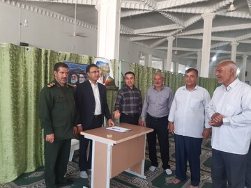 برپایی میز خدمت میراث‌فرهنگی، گردشگری و صنایع‌دستی در مصلی نماز جمعه شهر سرایان