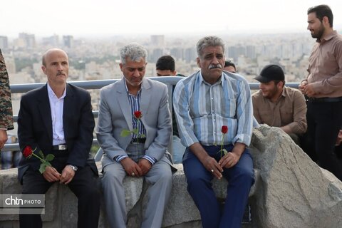 به مناسبت سوم خرداد  غبار روبی وعطر افشانی شهدای گمنام جبل النور ومراسم بزرگداشت آزاد سازی خرمشهر توسط کارکنان میراث فرهنگی خراسان رضوی