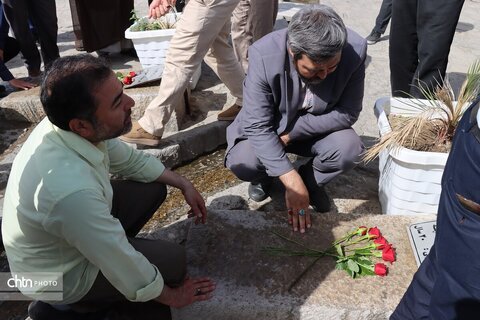 به مناسبت سوم خرداد  غبار روبی وعطر افشانی شهدای گمنام جبل النور ومراسم بزرگداشت آزاد سازی خرمشهر توسط کارکنان میراث فرهنگی خراسان رضوی
