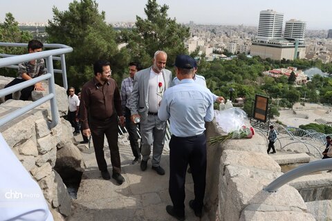 به مناسبت سوم خرداد  غبار روبی وعطر افشانی شهدای گمنام جبل النور ومراسم بزرگداشت آزاد سازی خرمشهر توسط کارکنان میراث فرهنگی خراسان رضوی