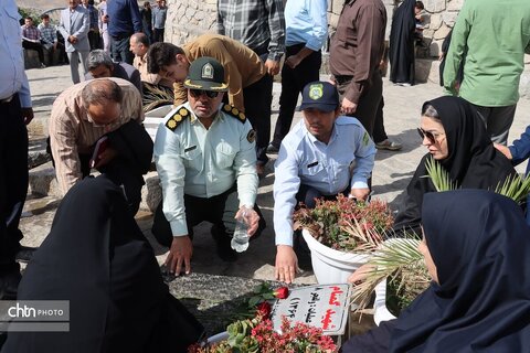 به مناسبت سوم خرداد  غبار روبی وعطر افشانی شهدای گمنام جبل النور ومراسم بزرگداشت آزاد سازی خرمشهر توسط کارکنان میراث فرهنگی خراسان رضوی