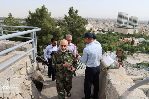 به مناسبت سوم خرداد  غبار روبی وعطر افشانی شهدای گمنام جبل النور ومراسم بزرگداشت آزاد سازی خرمشهر توسط کارکنان میراث فرهنگی خراسان رضوی