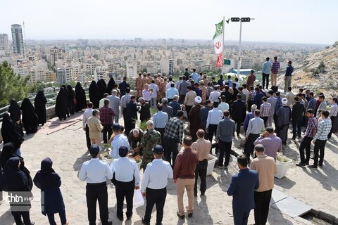 به مناسبت سوم خرداد  غبار روبی وعطر افشانی شهدای گمنام جبل النور ومراسم بزرگداشت آزاد سازی خرمشهر توسط کارکنان میراث فرهنگی خراسان رضوی