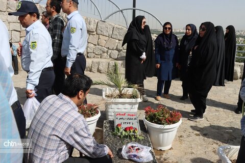 به مناسبت سوم خرداد  غبار روبی وعطر افشانی شهدای گمنام جبل النور ومراسم بزرگداشت آزاد سازی خرمشهر توسط کارکنان میراث فرهنگی خراسان رضوی