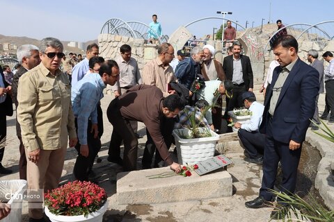 به مناسبت سوم خرداد  غبار روبی وعطر افشانی شهدای گمنام جبل النور ومراسم بزرگداشت آزاد سازی خرمشهر توسط کارکنان میراث فرهنگی خراسان رضوی