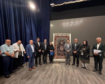 رونمایی از فرش ستاره دریایی طرح مرحوم عیسی بهادری