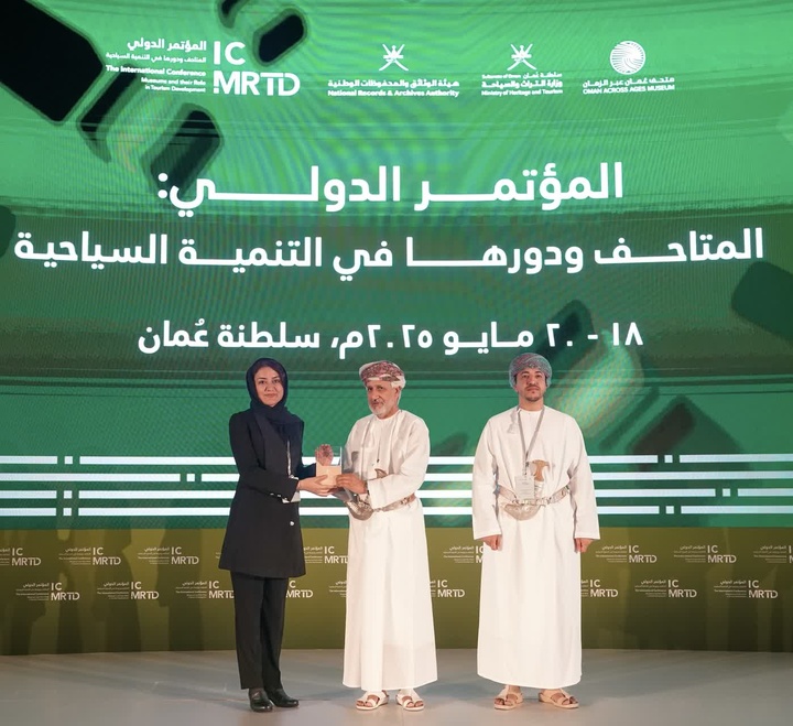 تقدیر وزیر امور دیوان سلطنتی عمان از کارشناس امور موزه‌های آذربایجان غربی