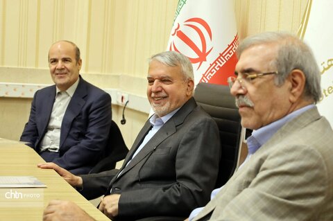 حضور وزیر میراث فرهنگی در شرکت توسعه گردشگری ایران