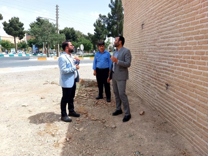 بازدید دادستان عمومی و انقلاب دامغان از کاروانسرای شاه‌عباسی/ همکاری دستگاه قضایی برای صیانت از آثار ملی