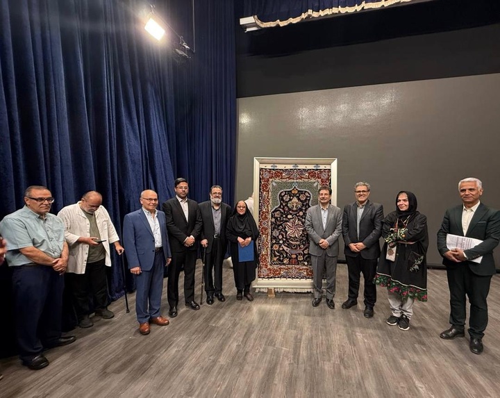 رونمایی از فرش ستاره دریایی طرح مرحوم عیسی بهادری