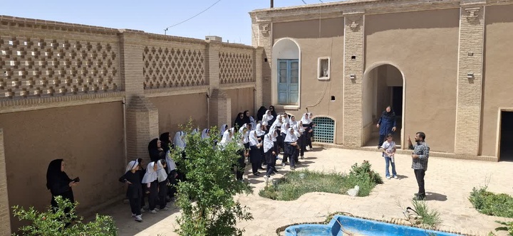 برگزاری تور میراث‌فرهنگی برای دانش آموزان در سرخه