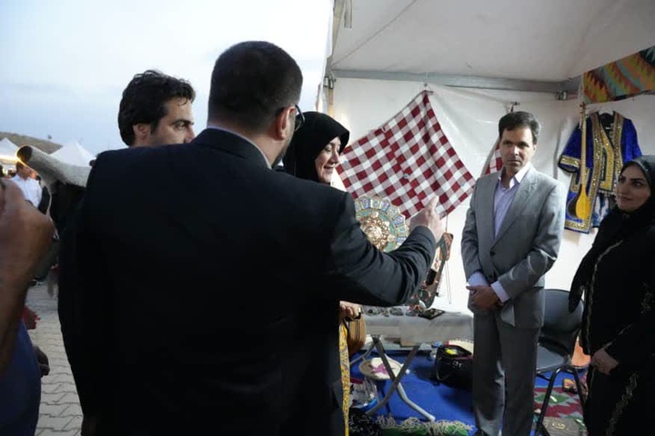 معاون صنایع‌دستی و هنرهای سنتی کشور از غرفه لرستان بازدید کرد