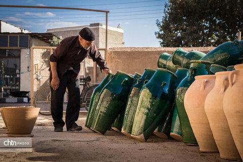لالجین همچنان دست به گریبان معضل تامین خاک سفالگری/ تهدید صنعت سفال و اشتغال درشهر جهانی لالجین
