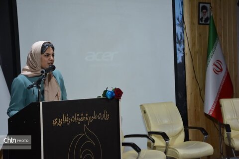 مراسم امضای کتاب ایران و آندلس سازه های آبی و باغ‌های بهشتی ایران باستان در یزد