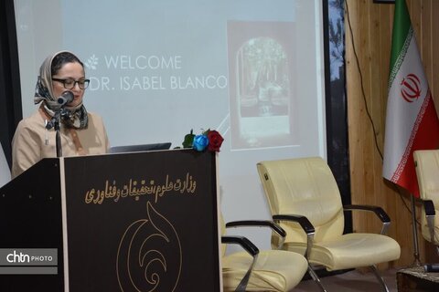 مراسم امضای کتاب ایران و آندلس سازه های آبی و باغ‌های بهشتی ایران باستان در یزد