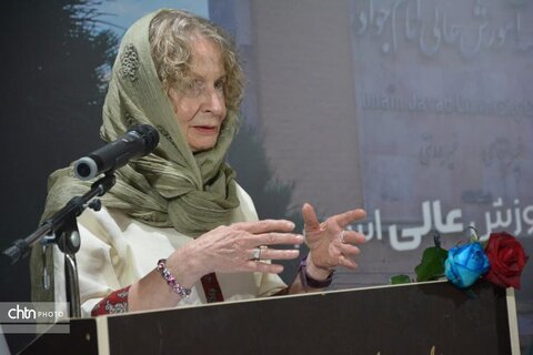 مراسم امضای کتاب ایران و آندلس سازه های آبی و باغ‌های بهشتی ایران باستان در یزد