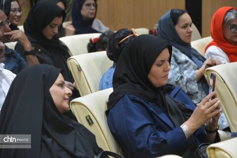 مراسم امضای کتاب ایران و آندلس سازه های آبی و باغ‌های بهشتی ایران باستان در یزد