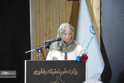 مراسم امضای کتاب ایران و آندلس سازه های آبی و باغ‌های بهشتی ایران باستان در یزد